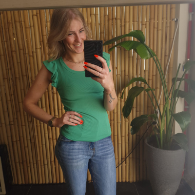 Groen shirt met ruffle mouw